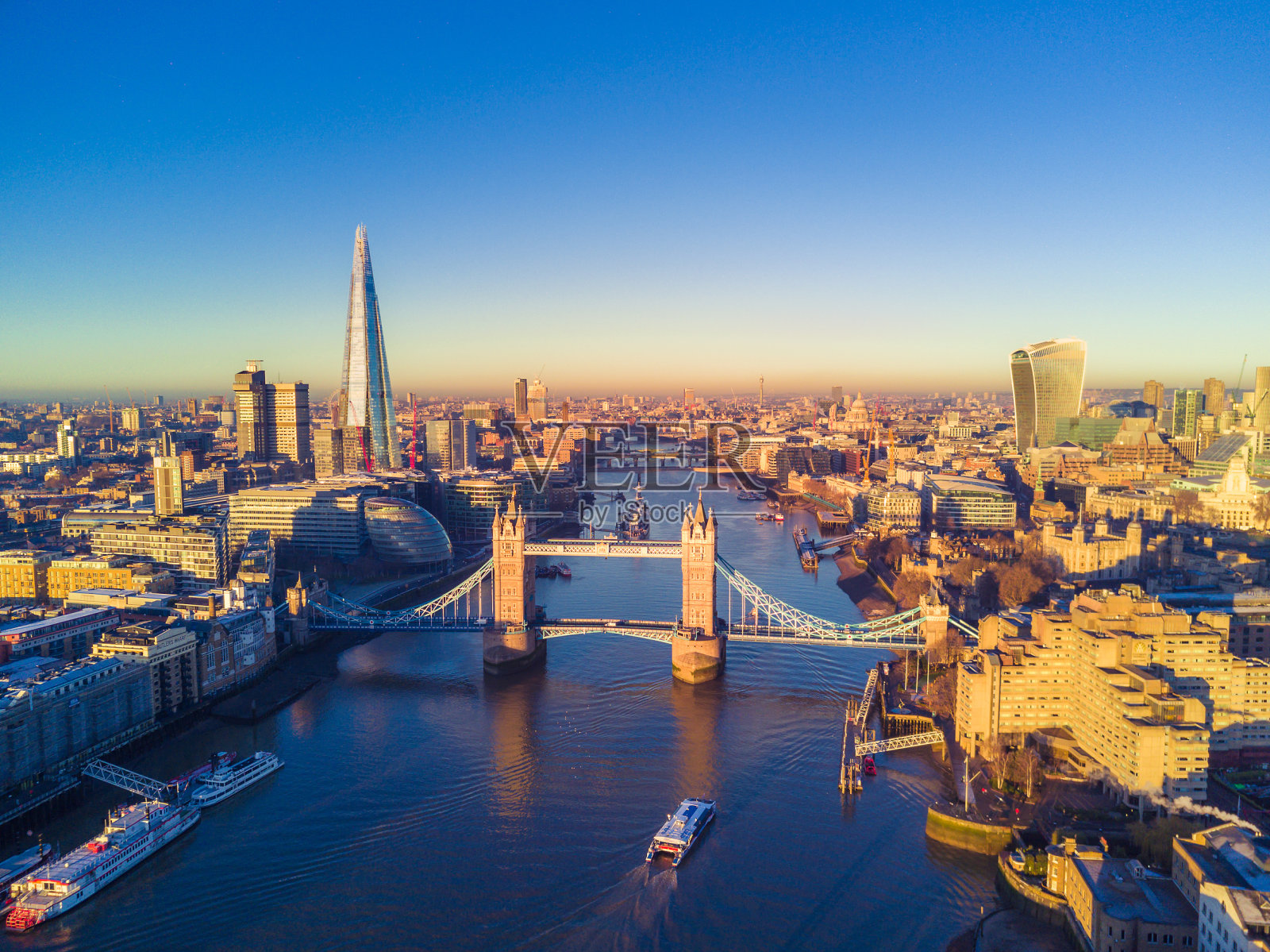 伦敦和泰晤士河的鸟瞰图照片摄影图片