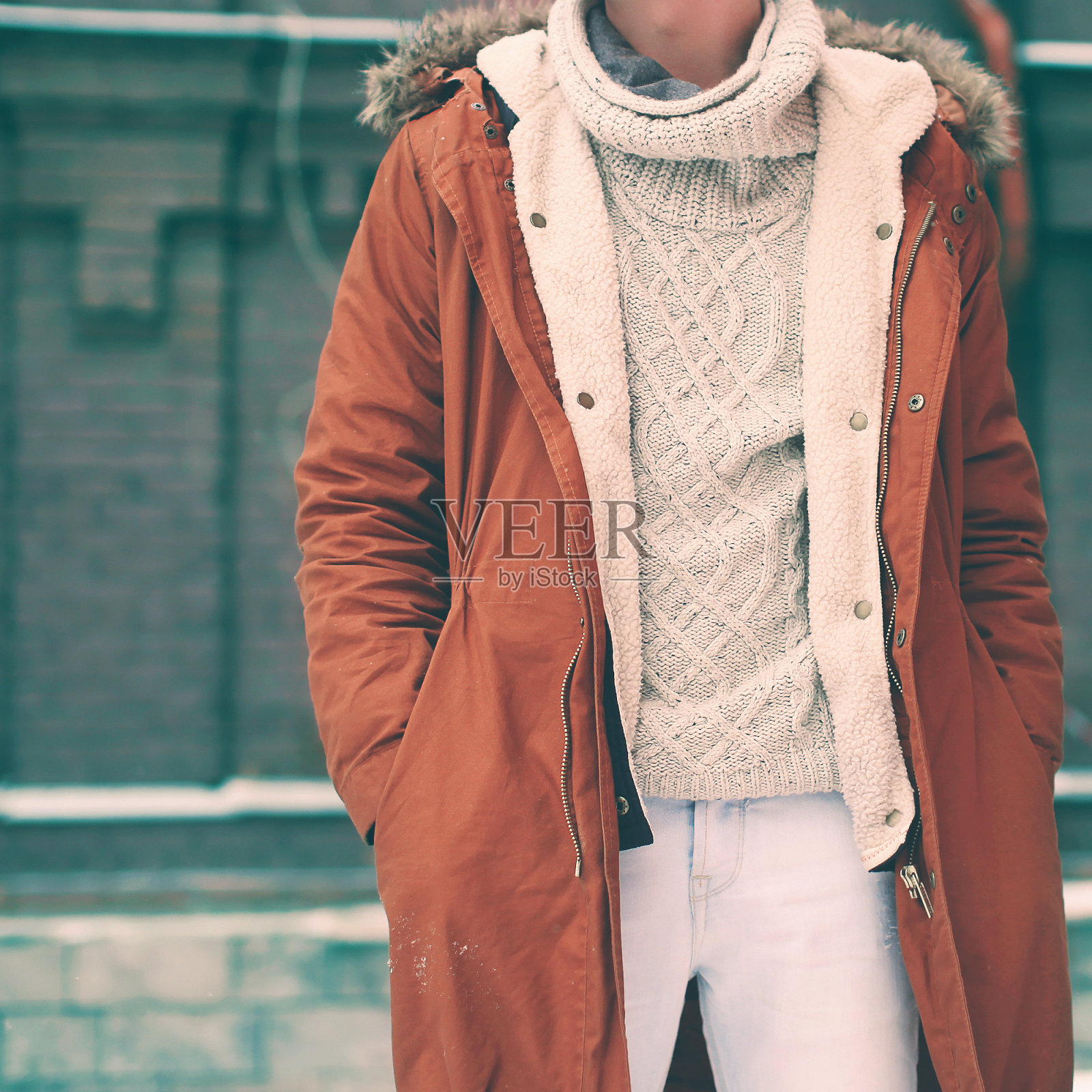 时尚男性的外观，夹克和毛衣的特写，柔和的复古颜色照片摄影图片