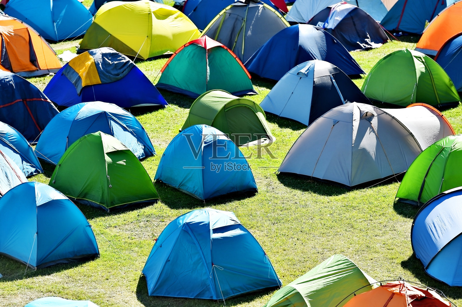 草地上有许多五颜六色的帐篷照片摄影图片