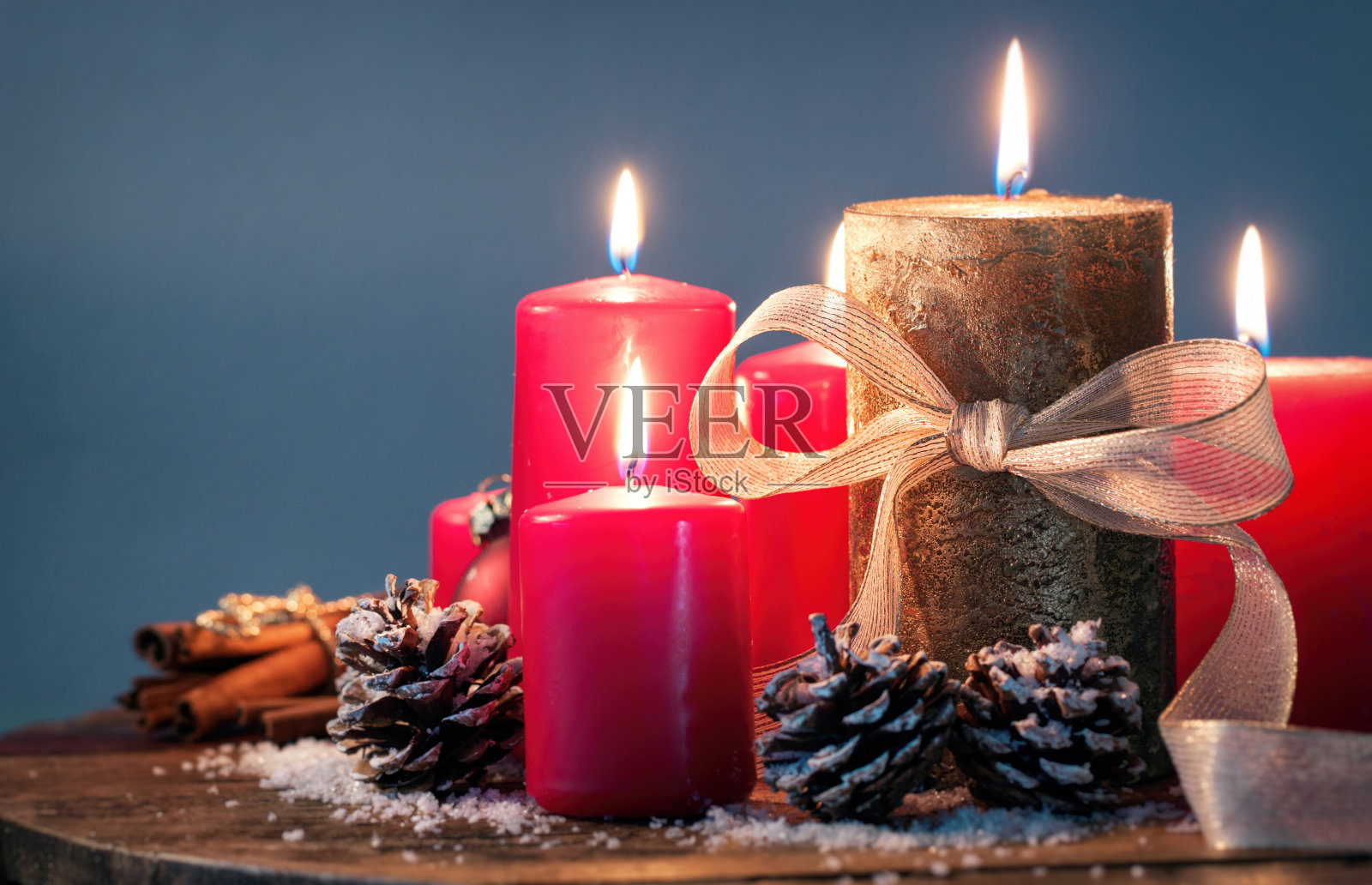 圣诞蜡烛，用圣诞装饰，圣诞节或新年照片摄影图片