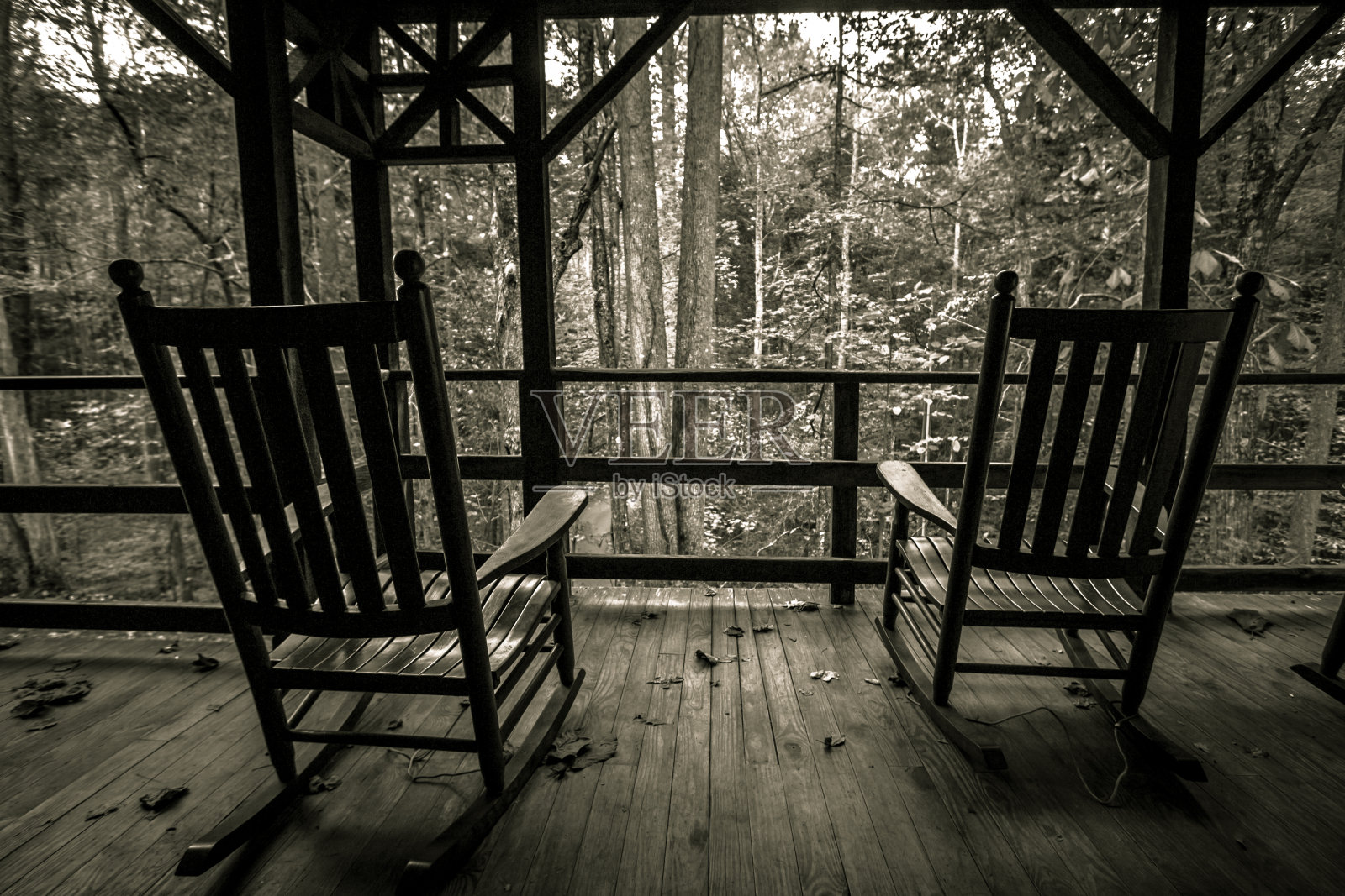 门廊上的两把木制摇椅照片摄影图片
