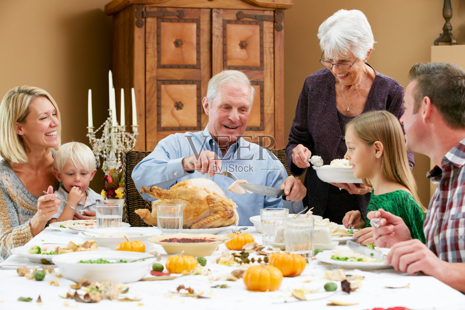 几代同堂的一家人在感恩节的餐桌上微笑照片摄影图片