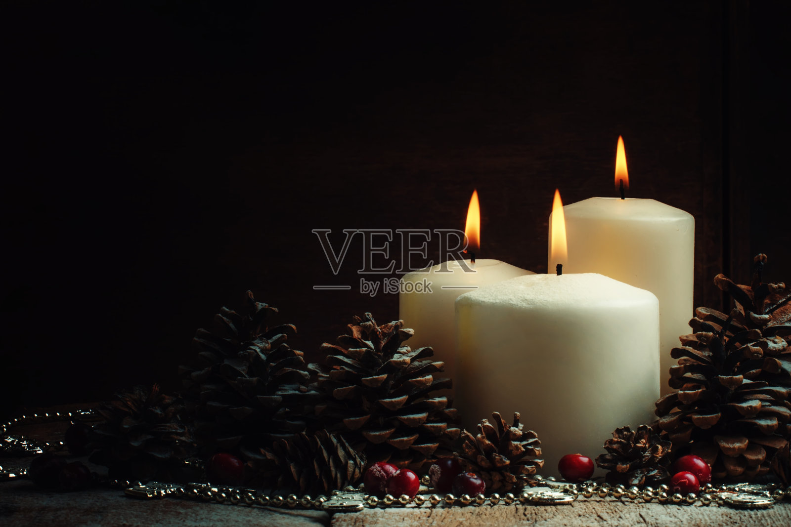 燃烧着白色蜡烛的圣诞作文，照片摄影图片