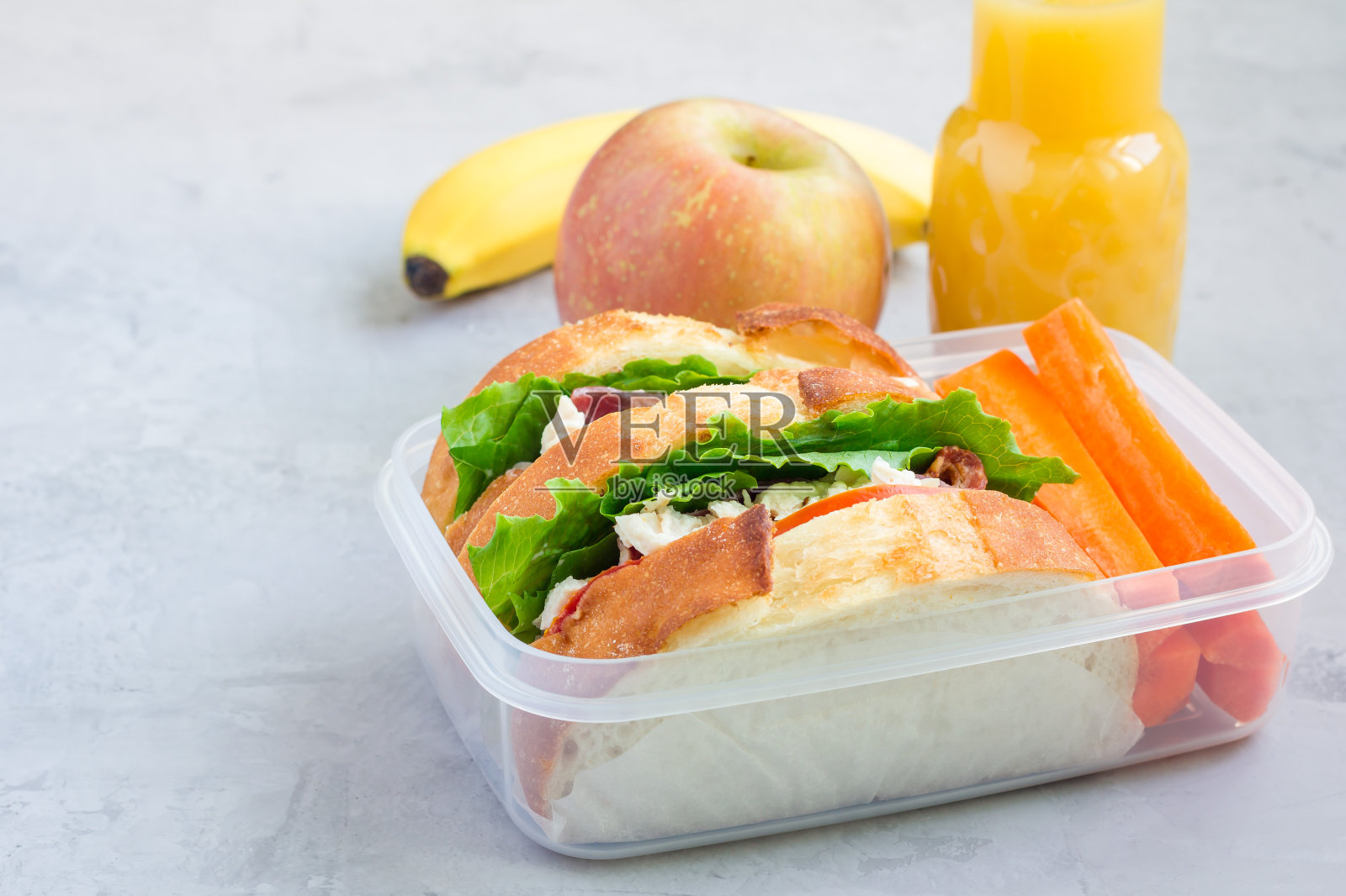 午餐盒，鸡肉沙拉三明治和胡萝卜条，横着放照片摄影图片