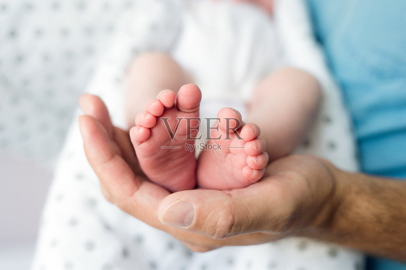 带着刚出生的儿子，腿和手的面目全非的父亲照片摄影图片