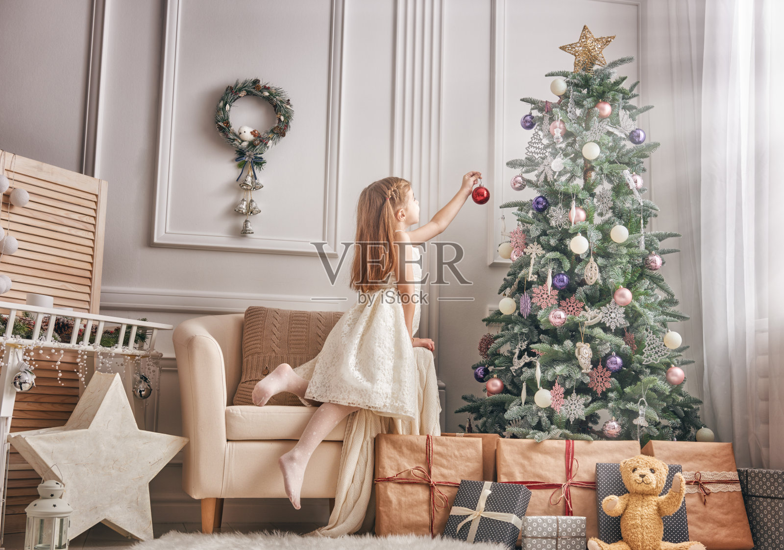 女孩正在装饰圣诞树照片摄影图片