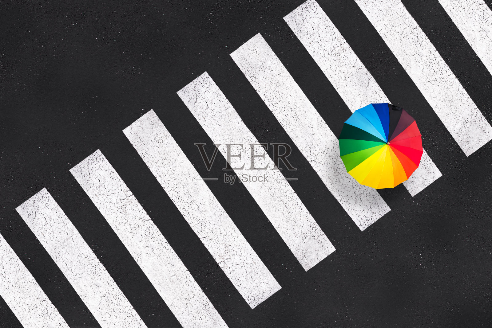 在人行横道上的彩虹伞顶视图照片摄影图片