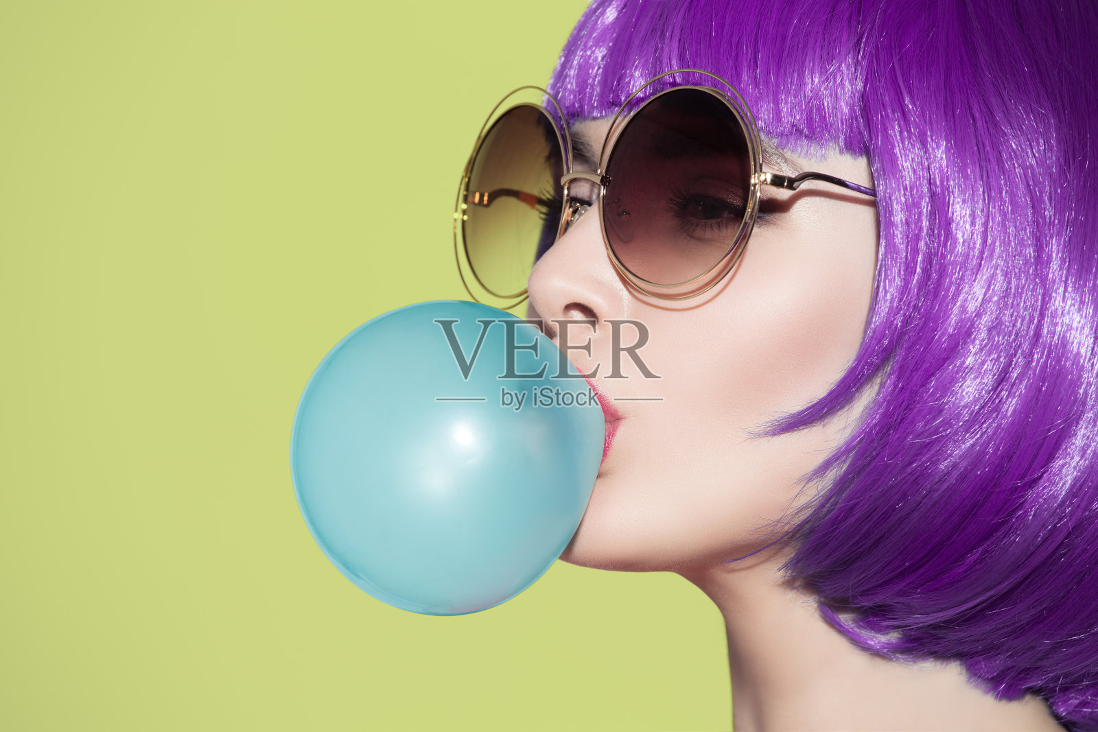 波普艺术女子肖像吹着蓝色的泡泡糖照片摄影图片