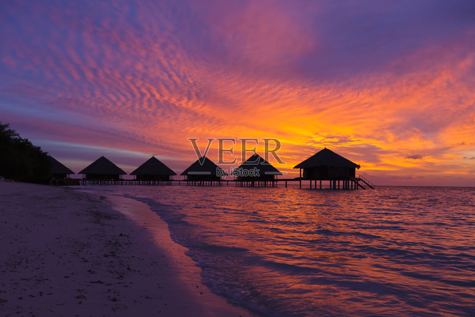 马尔代夫的日落与海滩的景色照片摄影图片