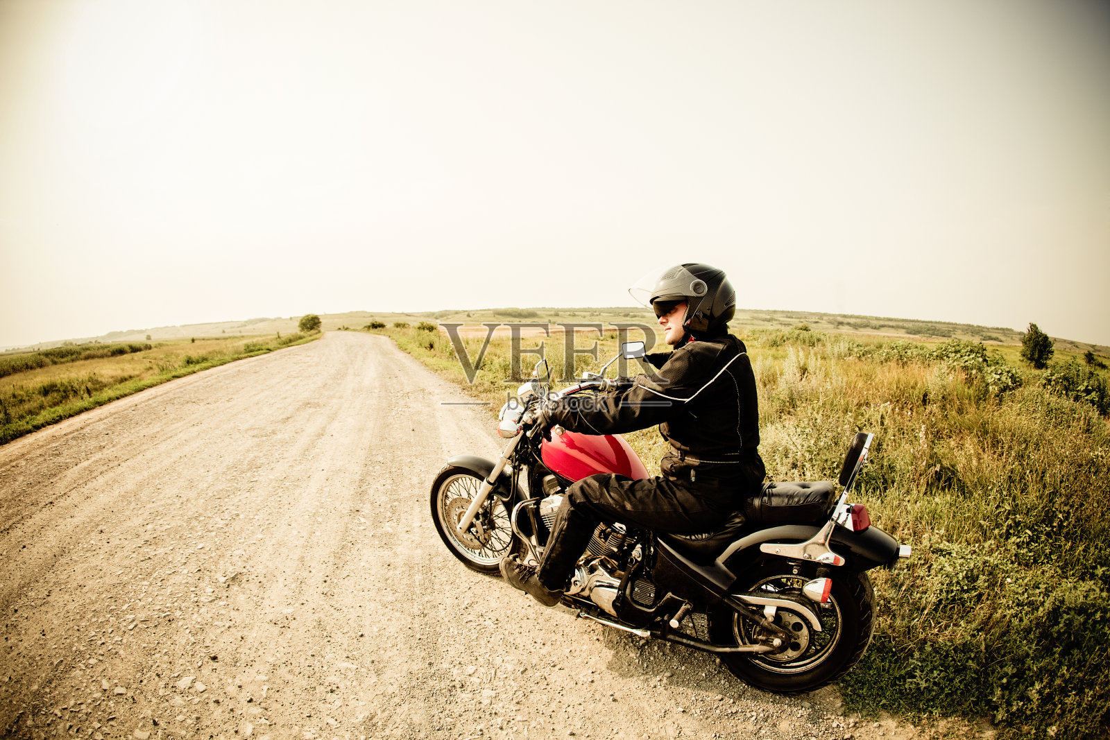 乡村公路上骑摩托车的人照片摄影图片