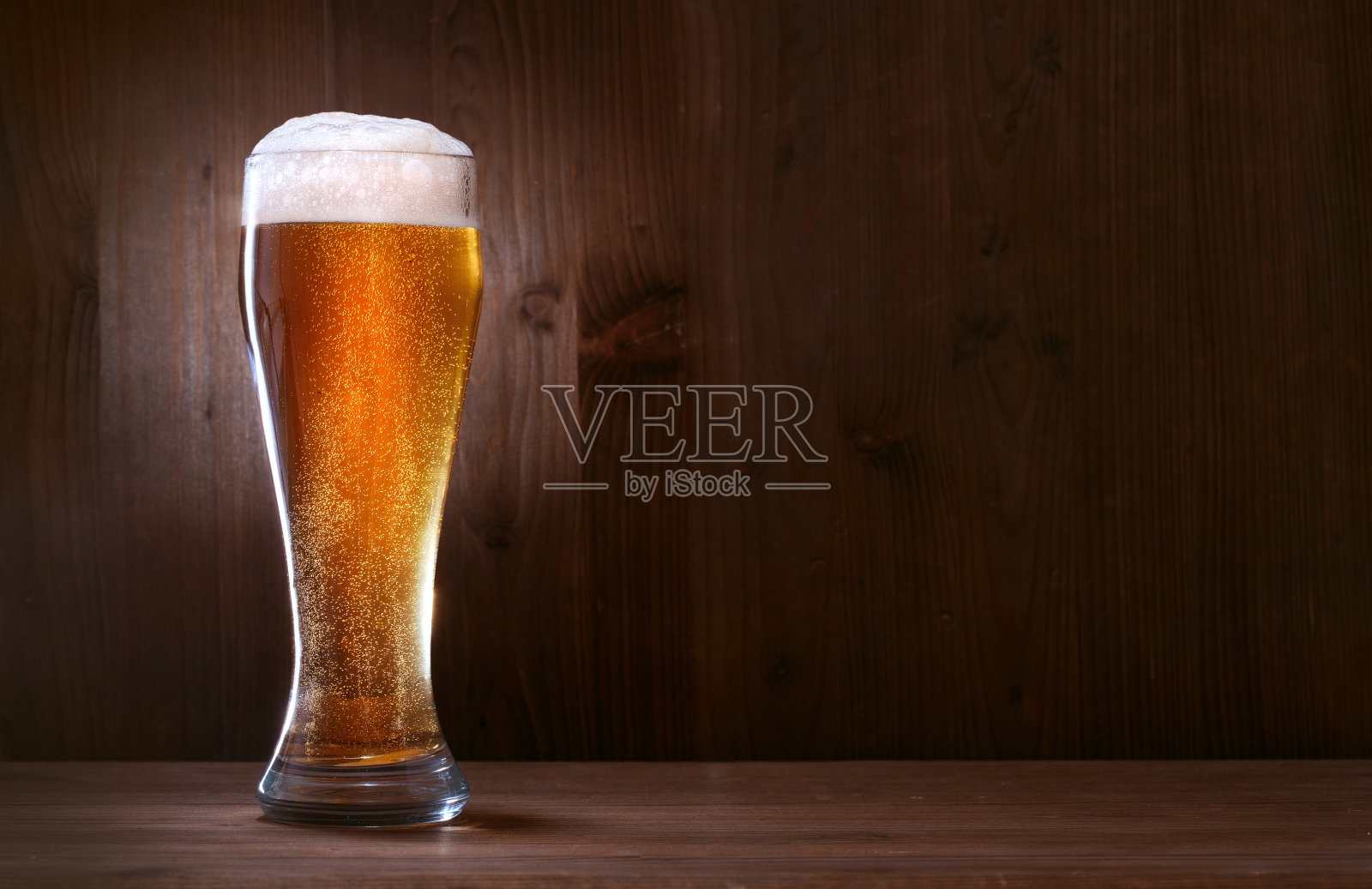 玻璃啤酒上的木材背景照片摄影图片