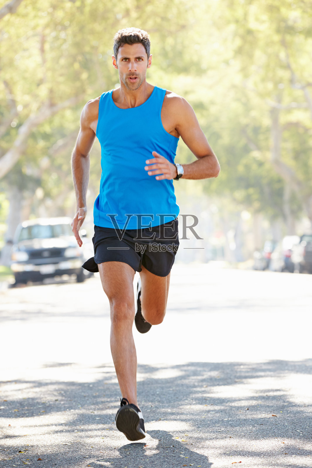 在郊区街道上跑步的男性照片摄影图片
