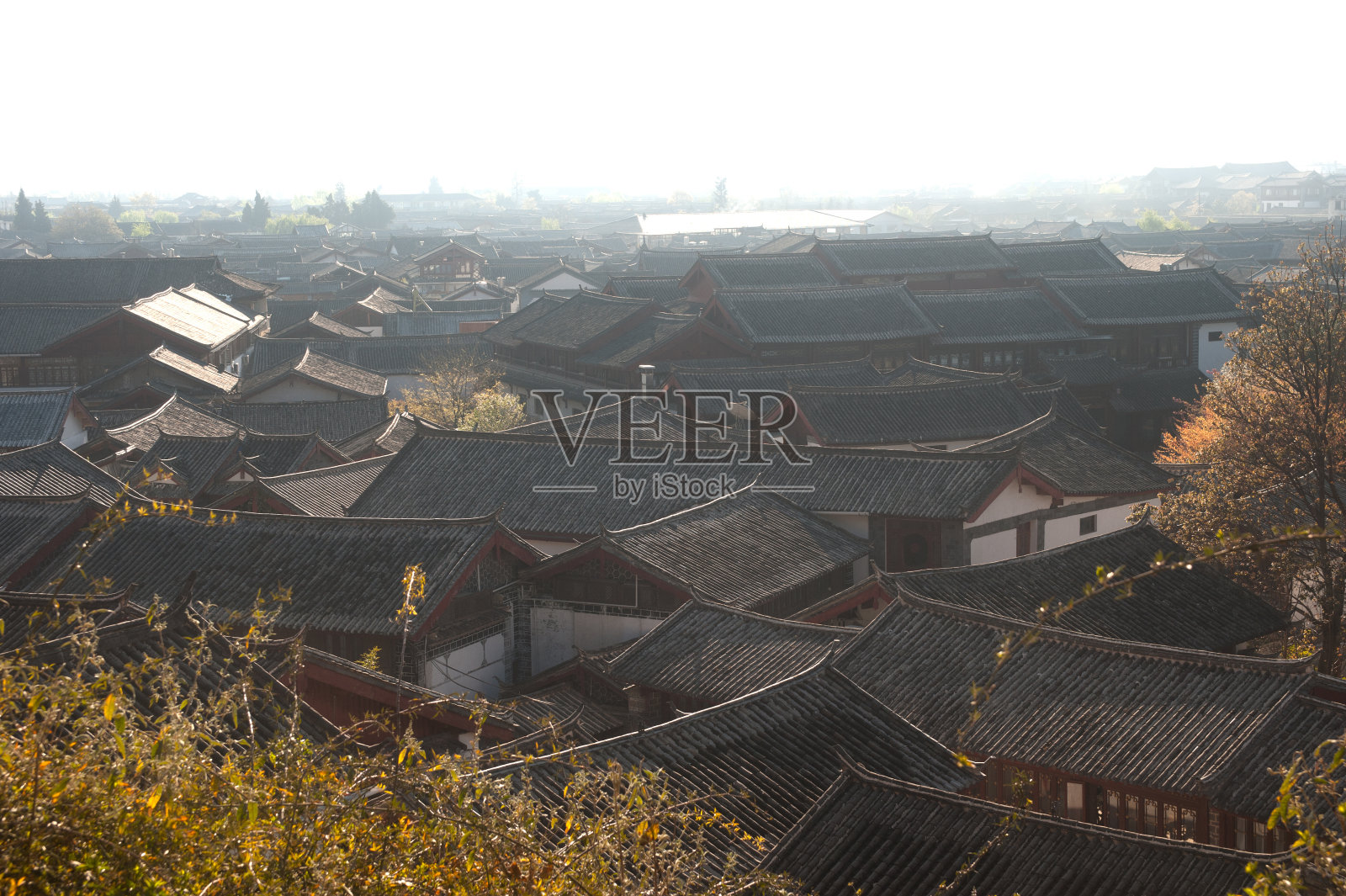 历史悠久的丽江大研古镇的屋顶。照片摄影图片
