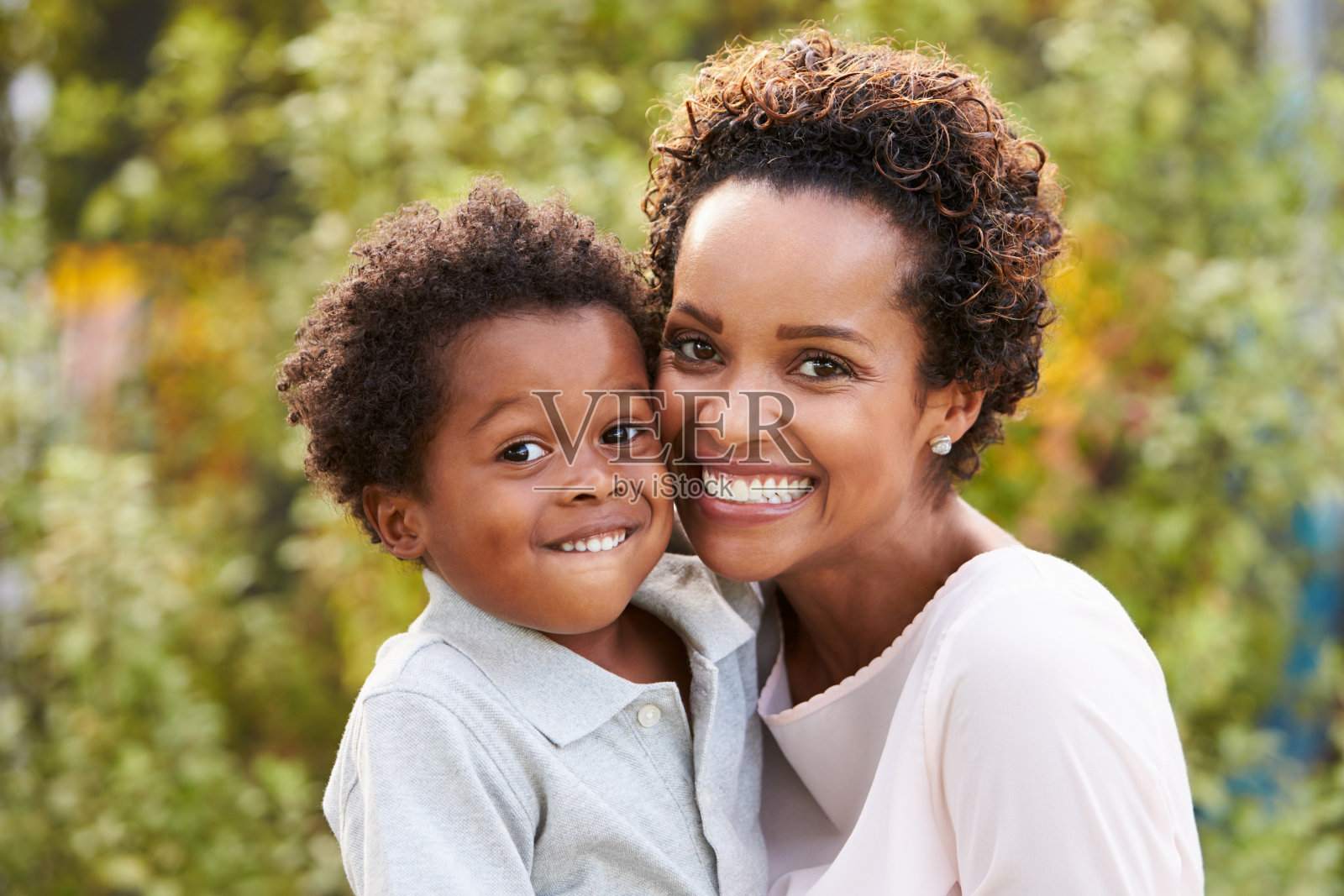 年轻的非洲裔美国母亲和蹒跚学步的儿子的肖像照片摄影图片