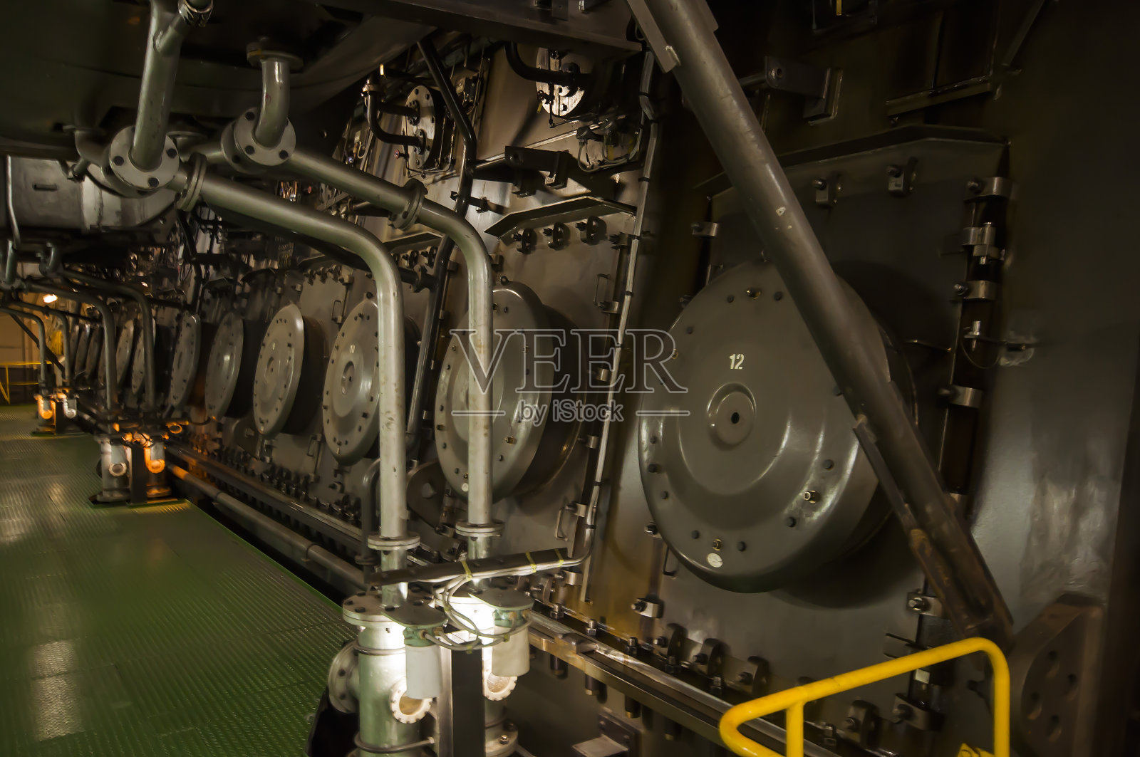 工业室内-船舶发动机照片摄影图片