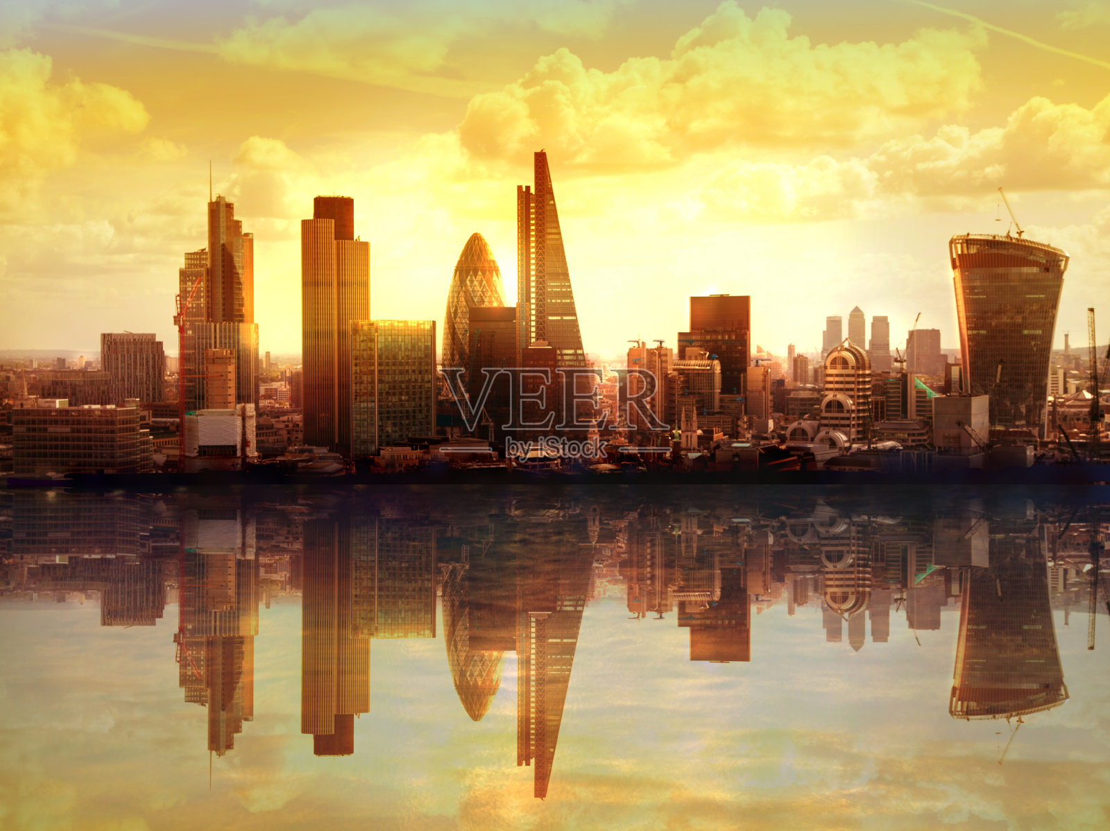 构图:夕阳中的伦敦，泰晤士河中的倒影照片摄影图片