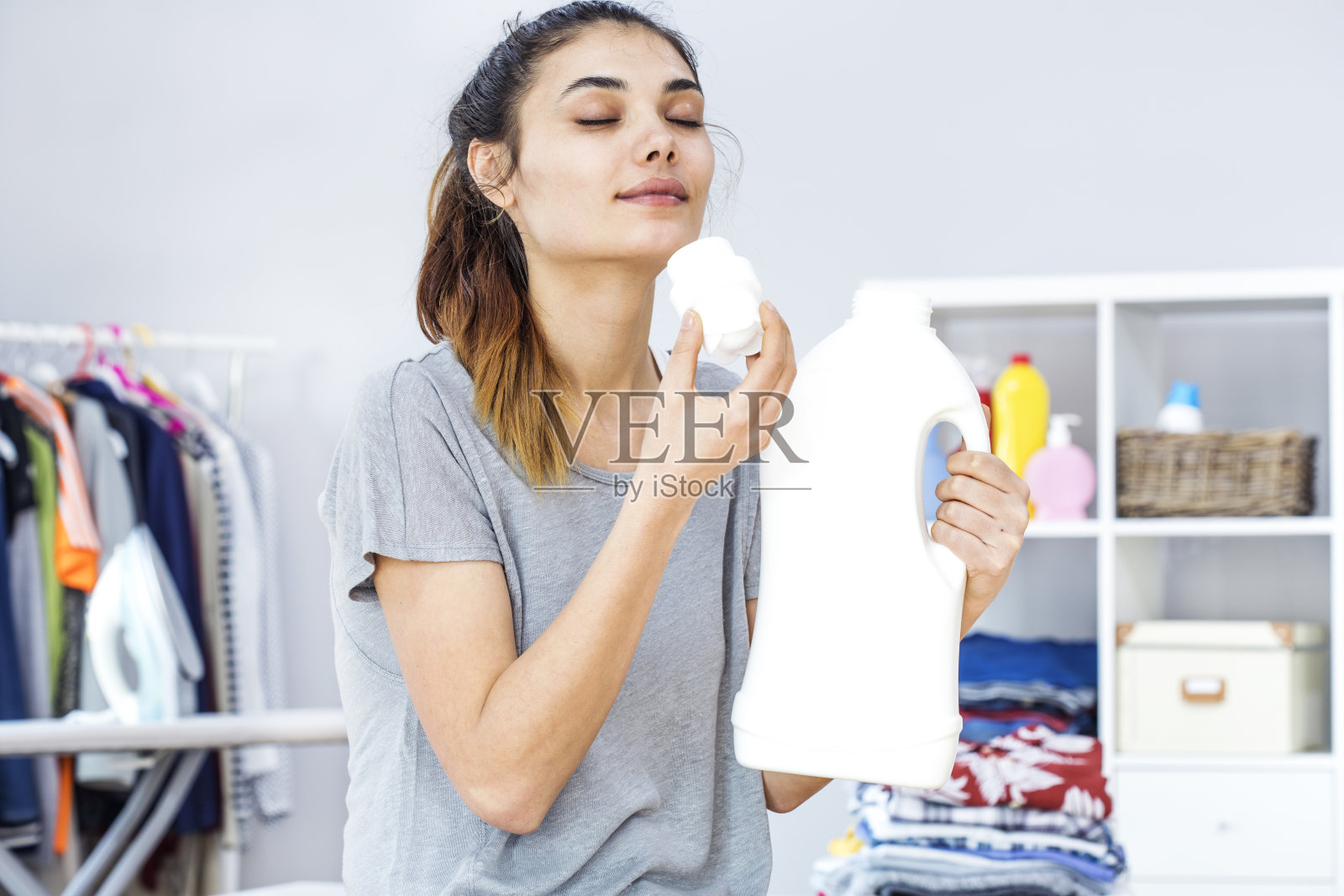 这个年轻女子身上有洗衣粉的味道照片摄影图片