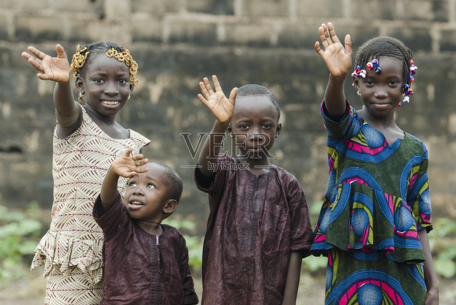 四个非洲儿童挥手告别或说你好!照片摄影图片