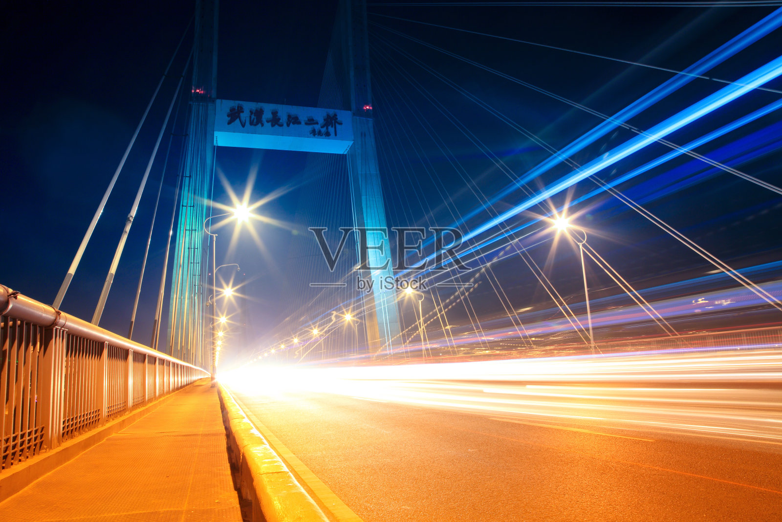 公路大桥上的夜间交通照片摄影图片
