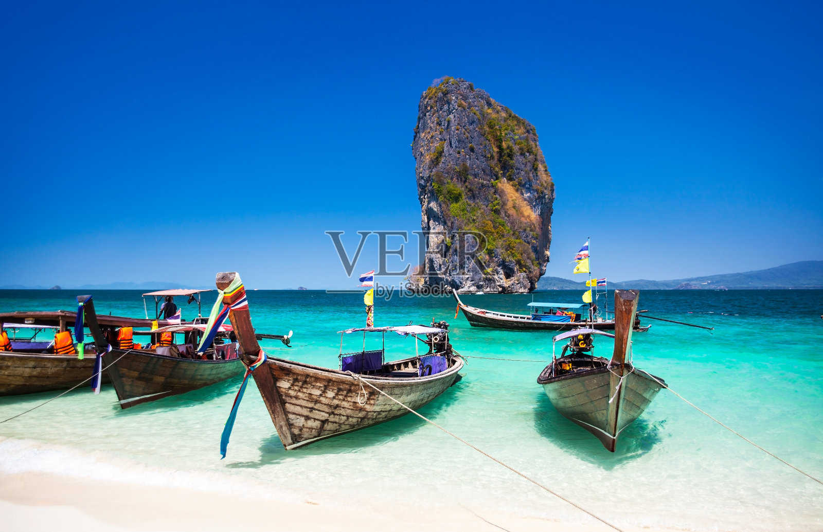 在普吉岛海滩上的小船，旅游景点，泰国。照片摄影图片