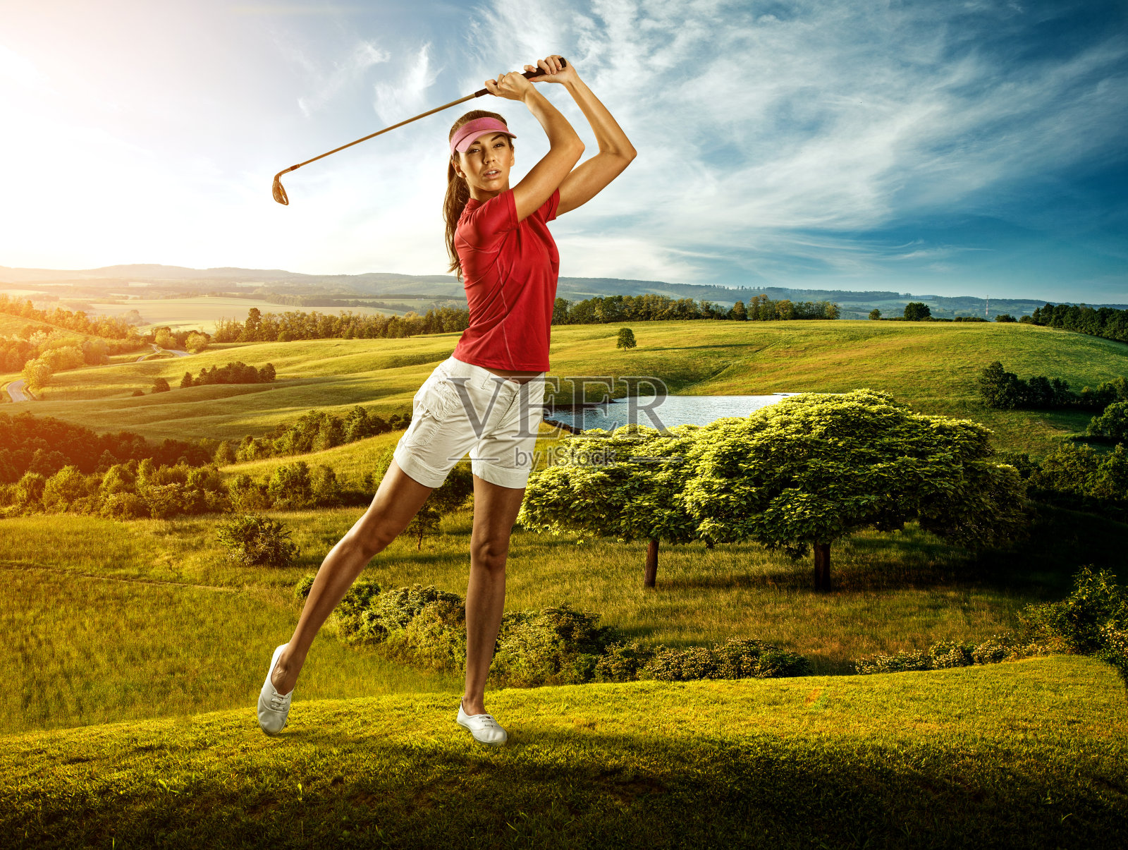 女子高尔夫球手击球的背景风景美丽照片摄影图片