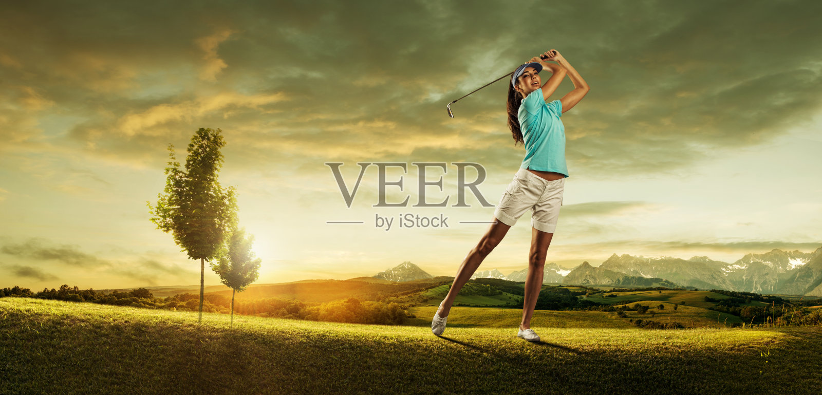 女子高尔夫球手击球的背景风景美丽照片摄影图片