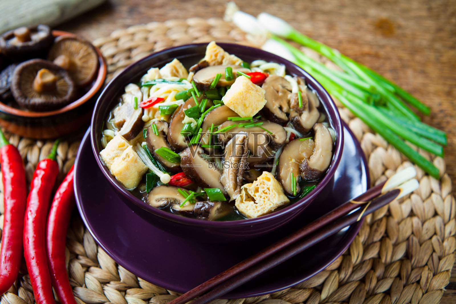 素食亚洲辣香菇炒豆腐面汤。照片摄影图片
