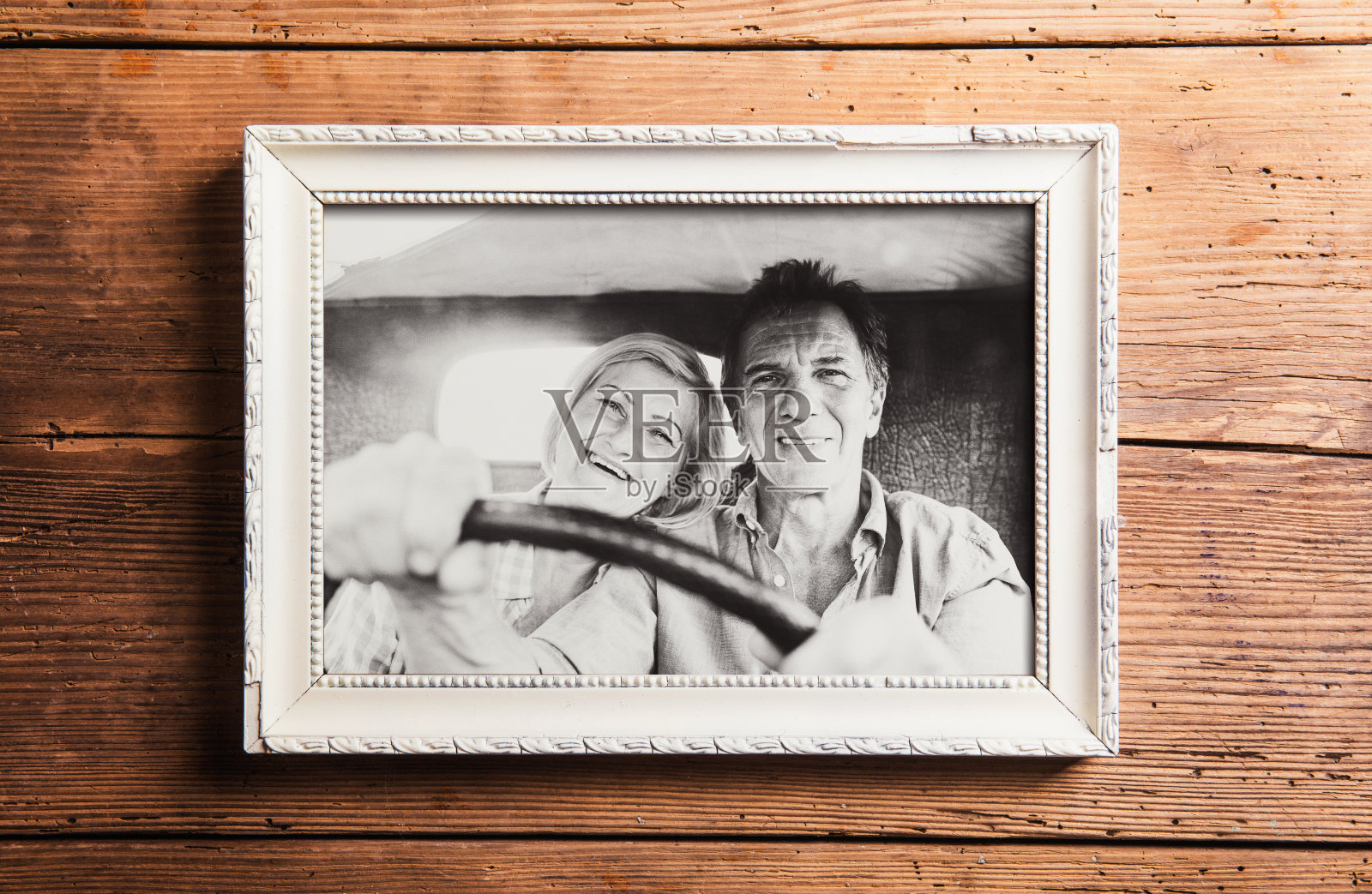 年长者的照片在相框中放置在木制的背景。照片摄影图片