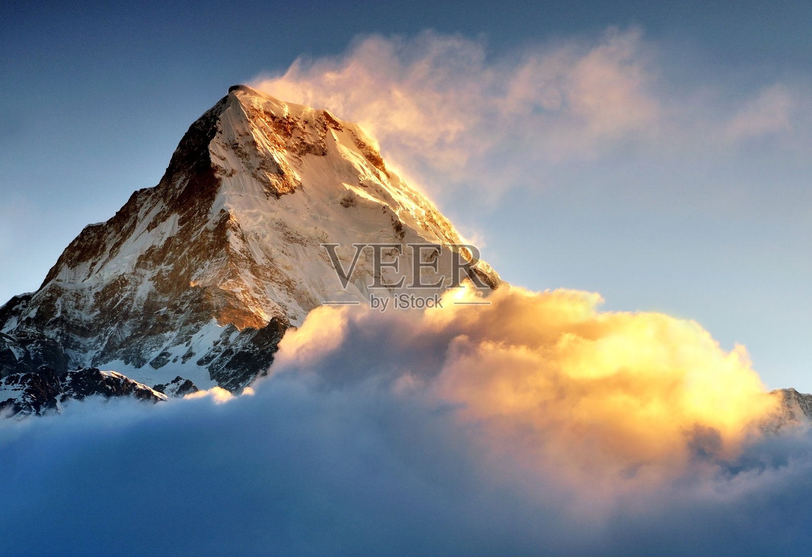 日出在雪峰马查普查尔山，安娜普纳喜马拉雅照片摄影图片
