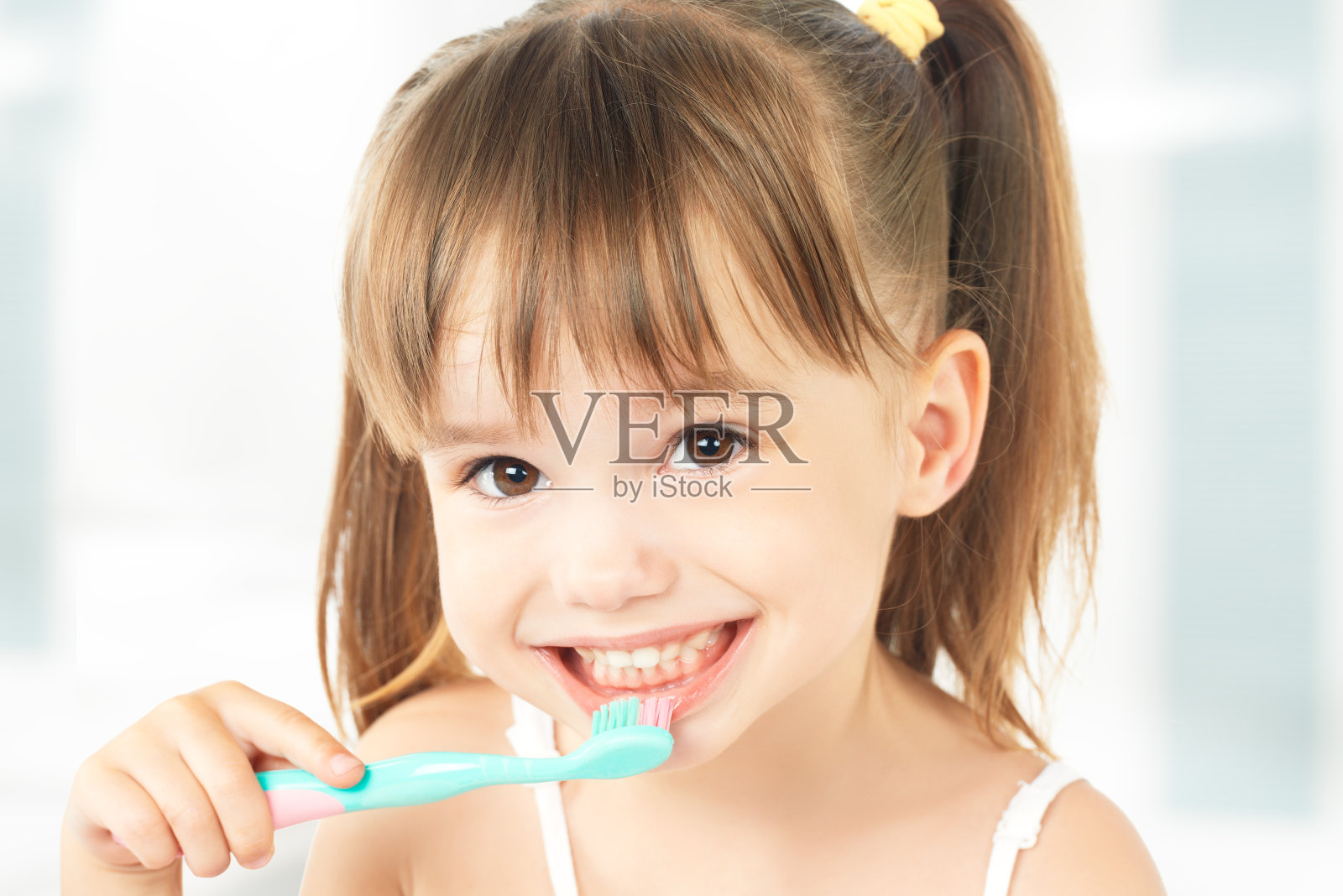 快乐的小女孩正在刷牙照片摄影图片
