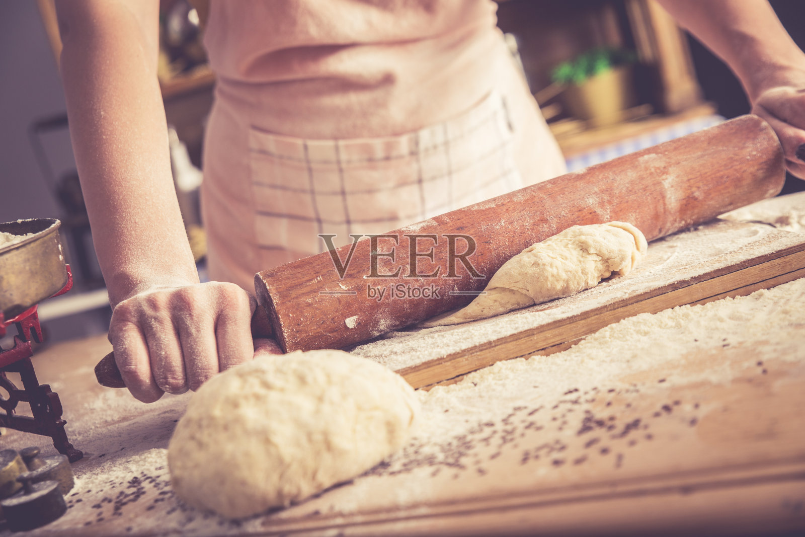 女性面包师揉面手的特写。照片摄影图片