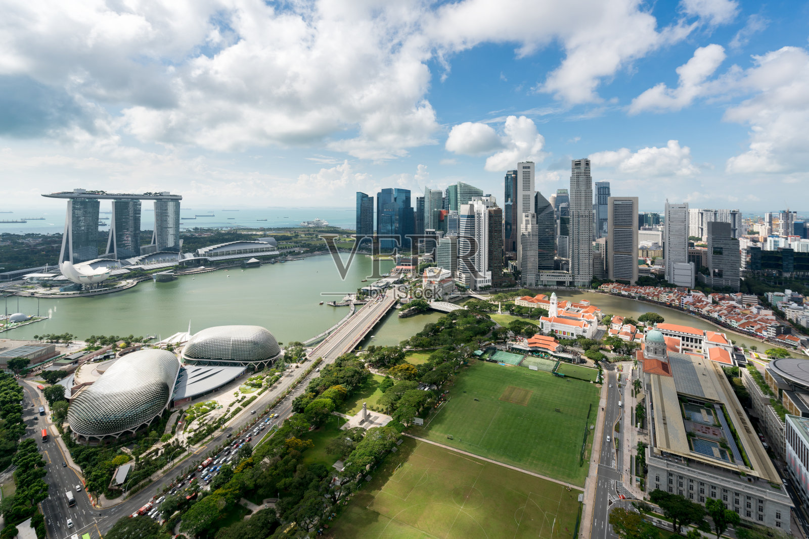 鸟瞰图新加坡商业区和城市的黄昏在新加坡，亚洲。照片摄影图片