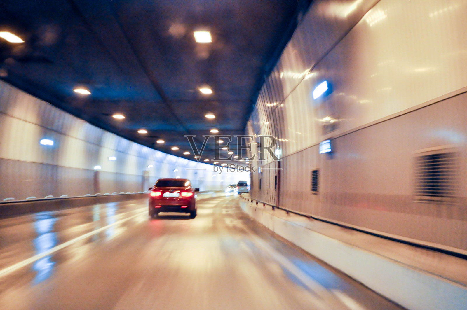 隧道中的汽车照片摄影图片