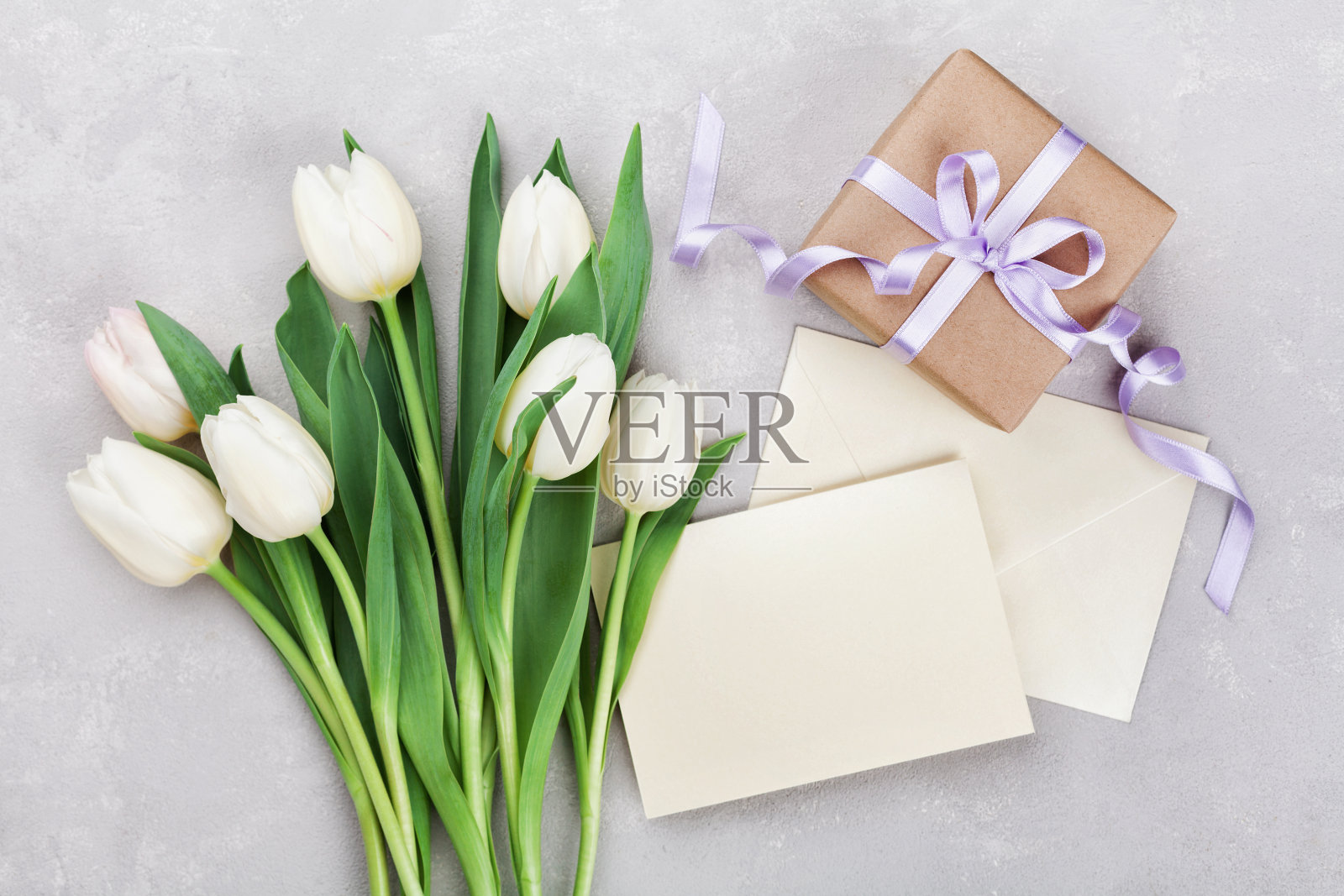 装有郁金香花的礼盒送给妇女或母亲节。照片摄影图片