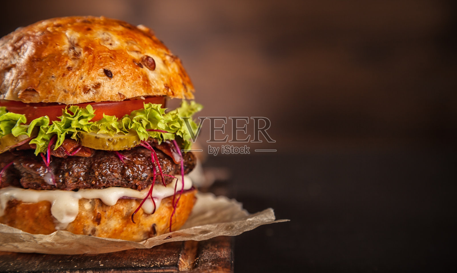 自制的生菜芝士汉堡照片摄影图片