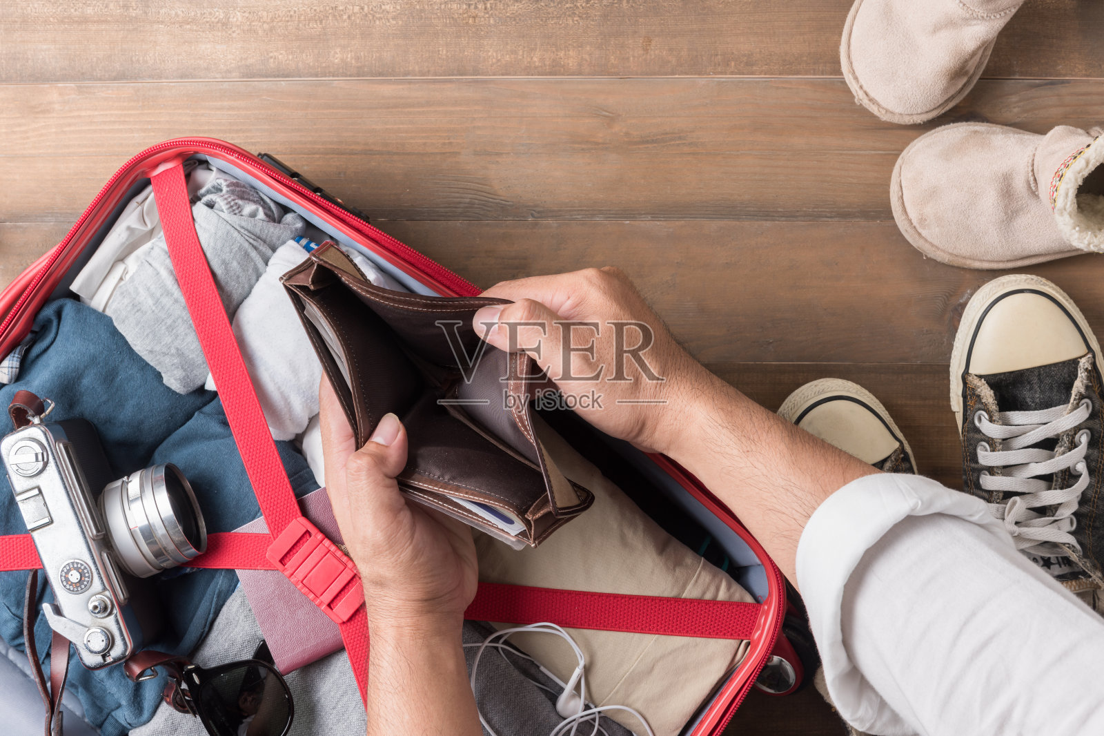 空钱包在手上的人对旅游配件的背景照片摄影图片