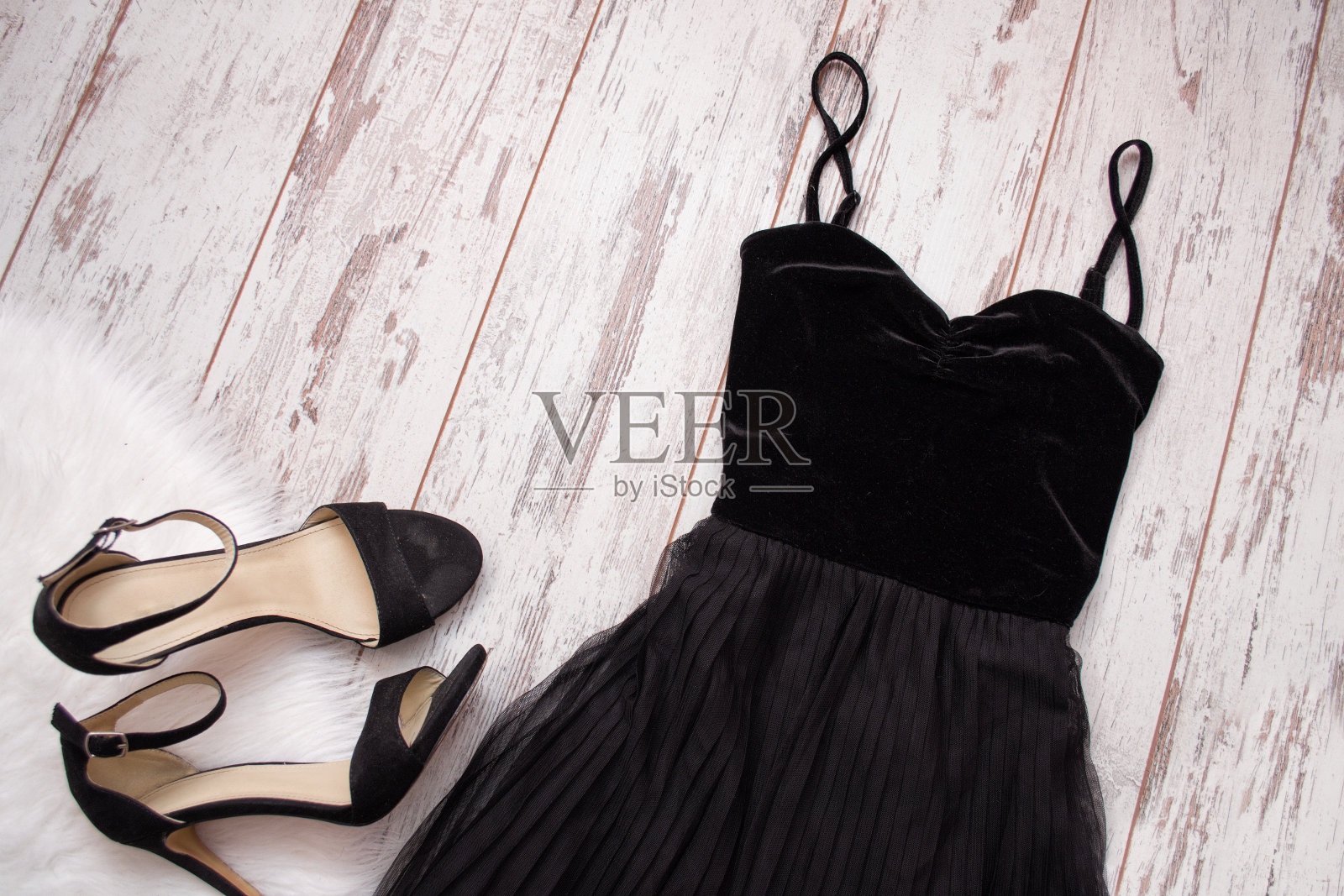 木制背景上的黑色晚礼服和鞋子。时尚的概念。俯视图，文本空间照片摄影图片