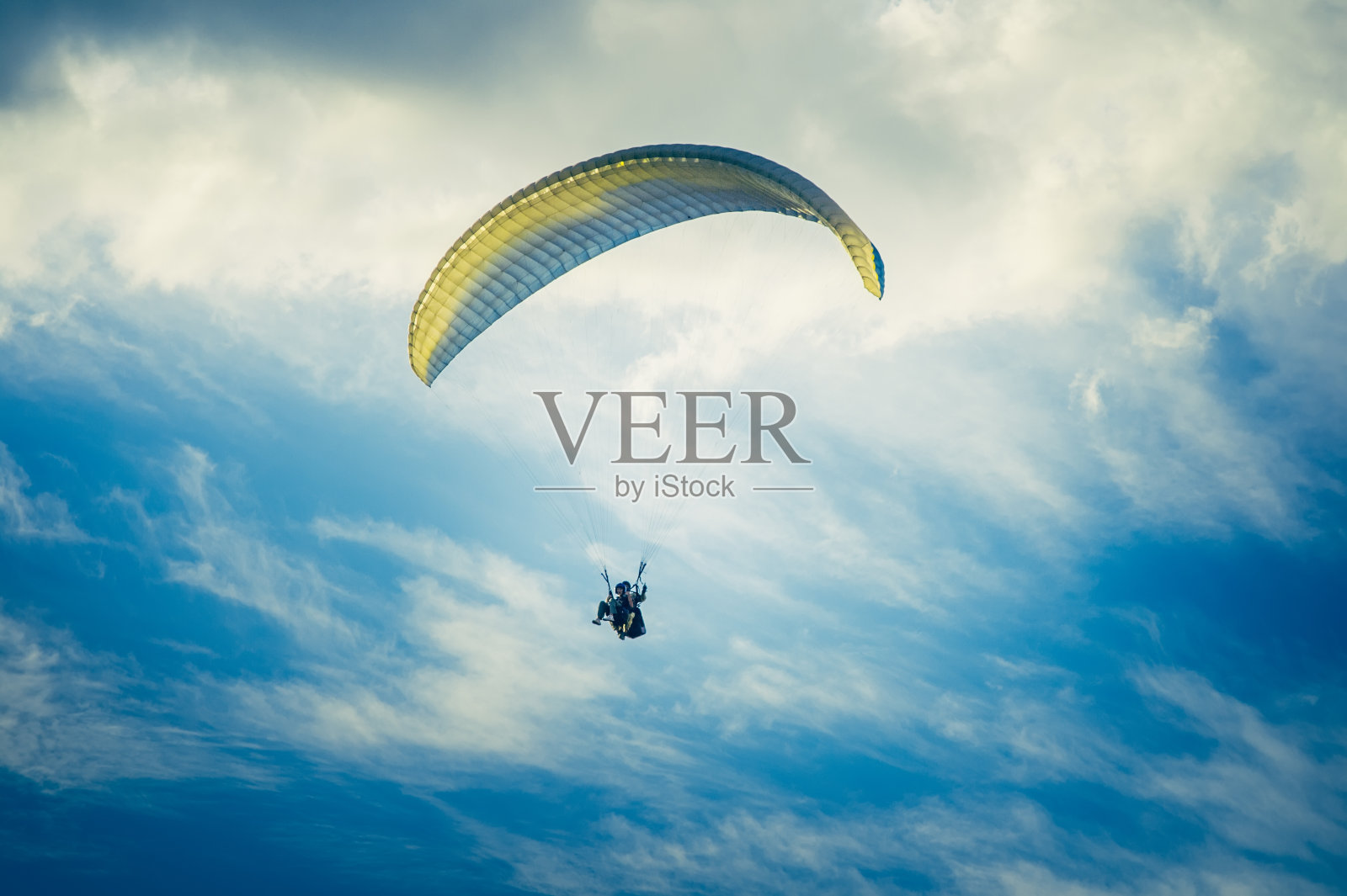 极限滑翔伞运动与蓝天和云彩的背景照片摄影图片