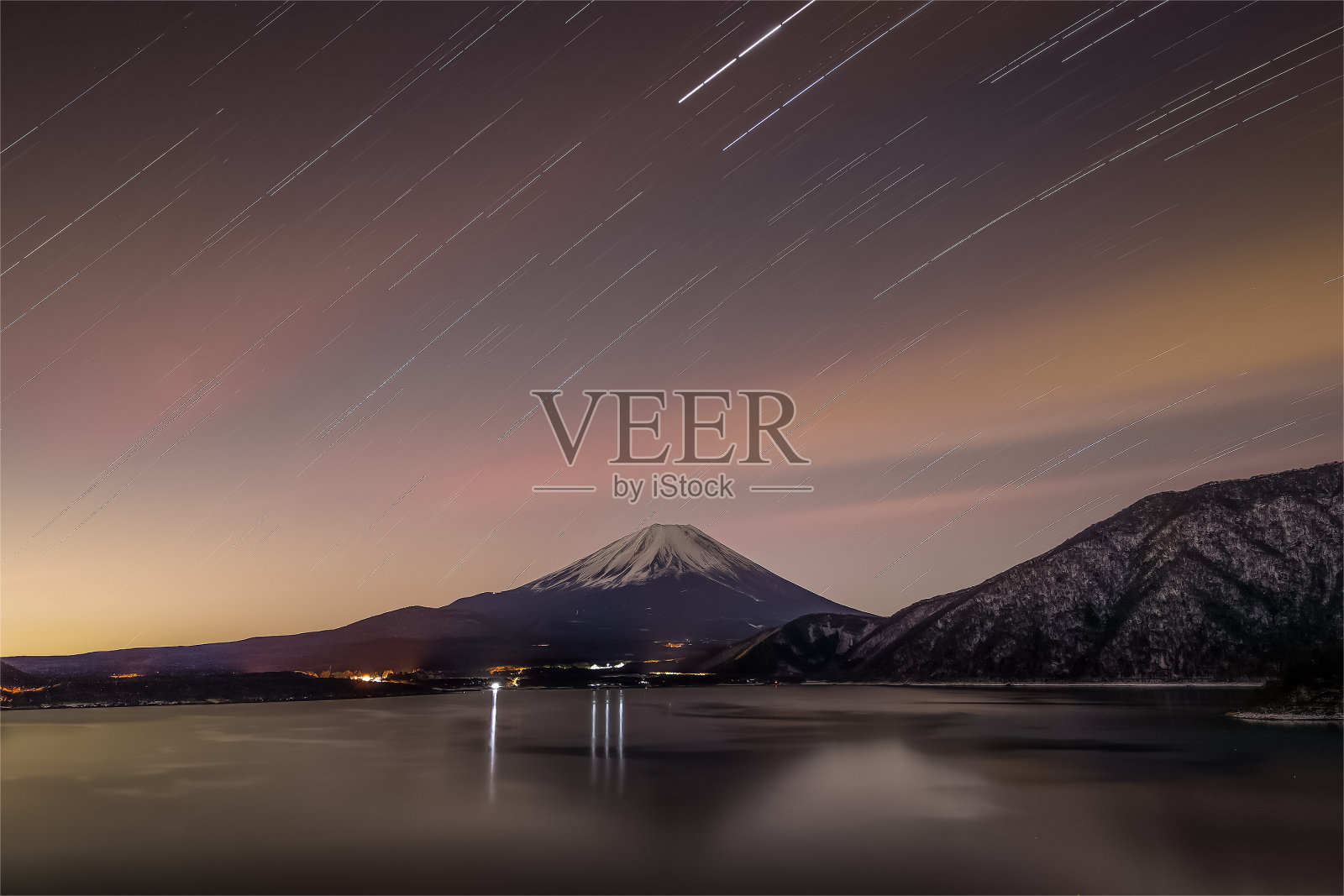 冬天晚上的富士山和元津湖照片摄影图片