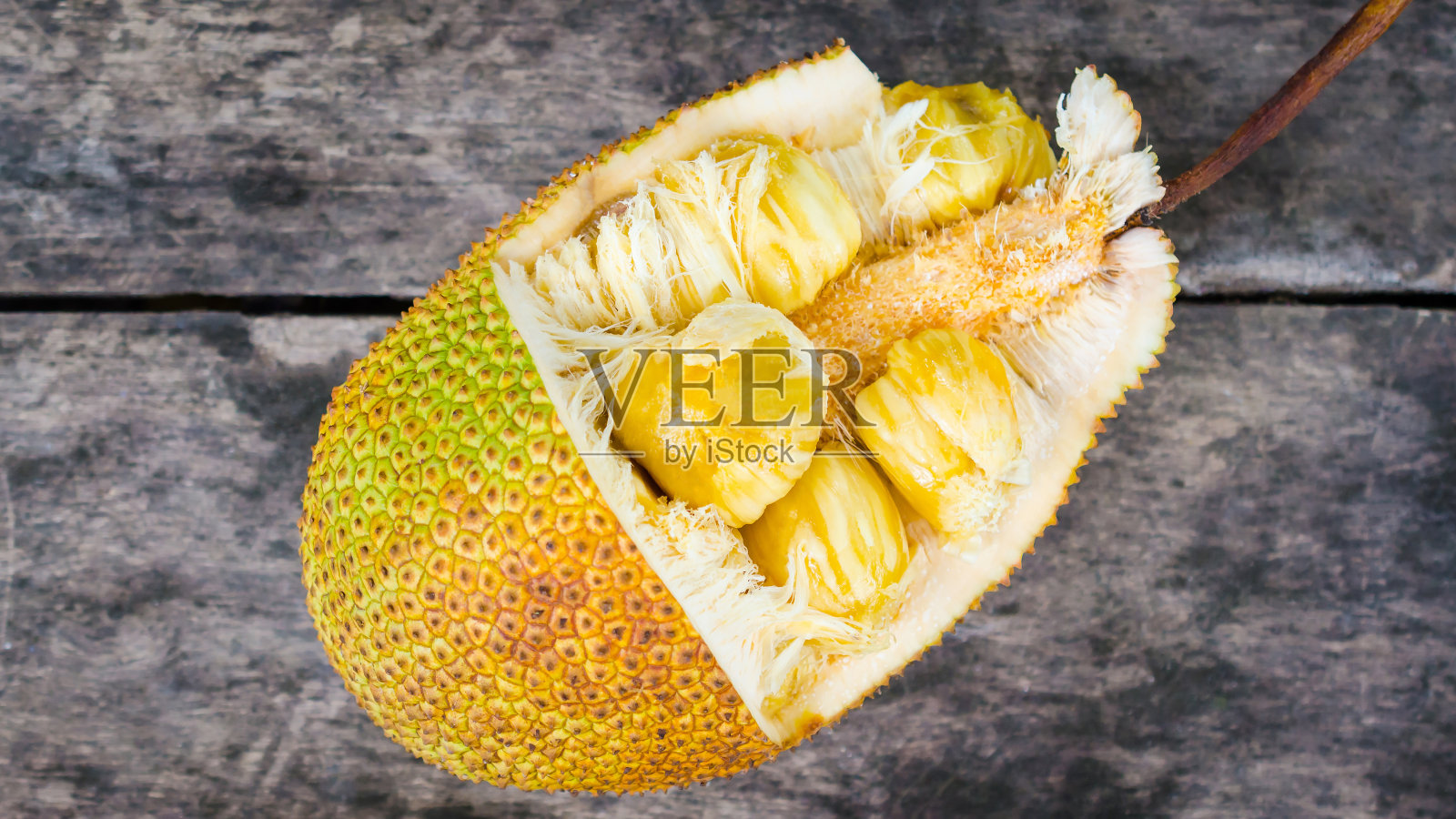 亨佩达克，一种在旧木头上的菠萝蜜照片摄影图片
