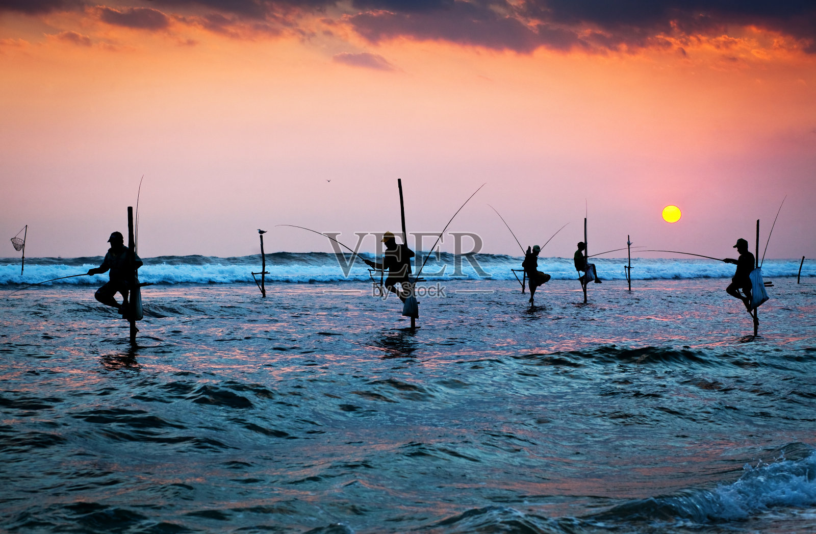 传统的渔民在日落的nea照片摄影图片