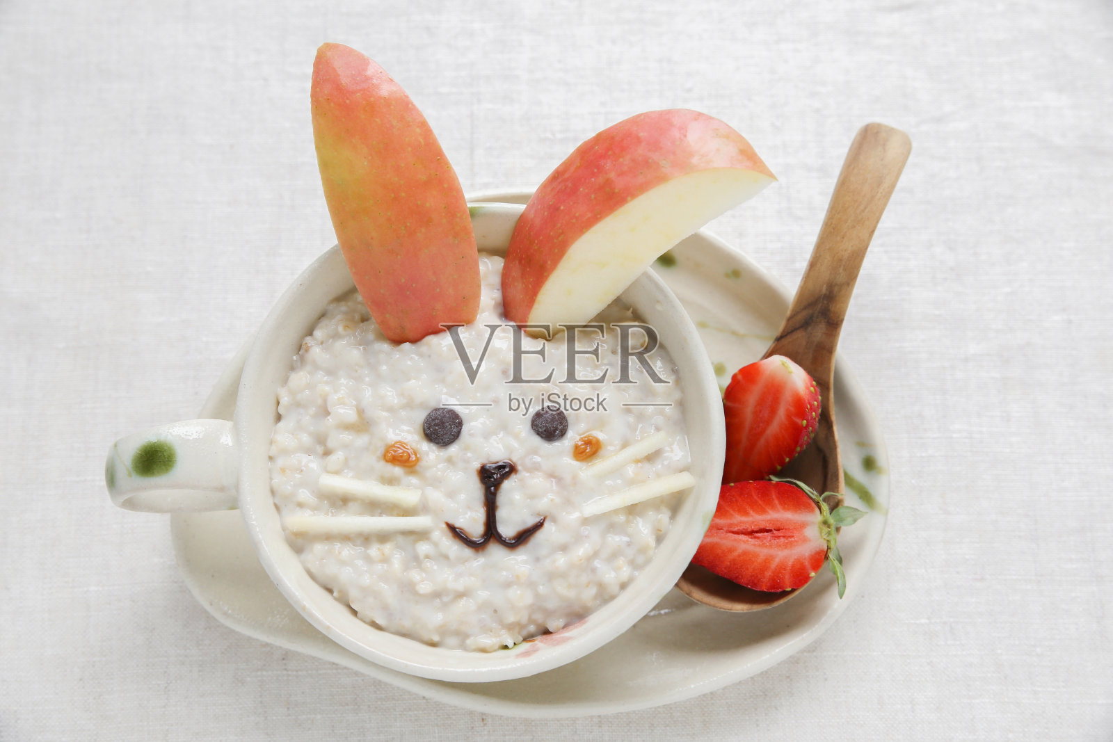 兔兔早餐粥燕麦粥，儿童食品艺术照片摄影图片