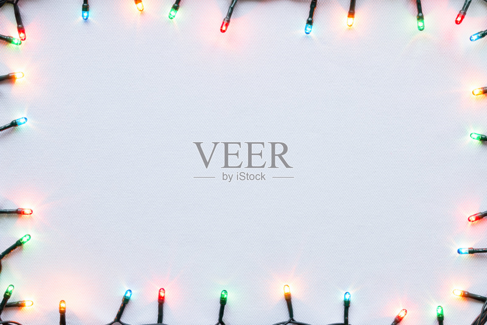 彩色发光的花环在白色背景圣诞框架模型插画图片素材