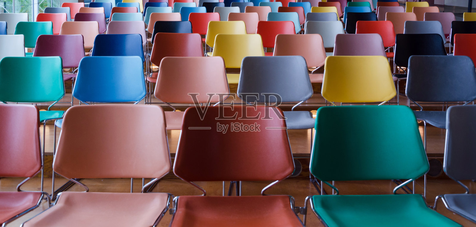 一排排五颜六色的椅子照片摄影图片