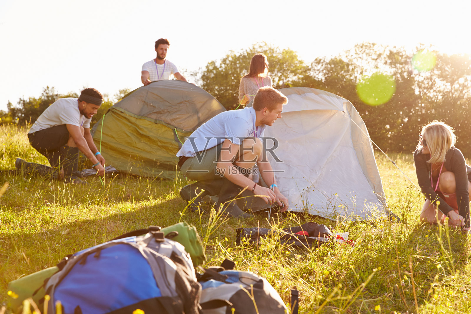 一群年轻人在假期露营时搭帐篷照片摄影图片