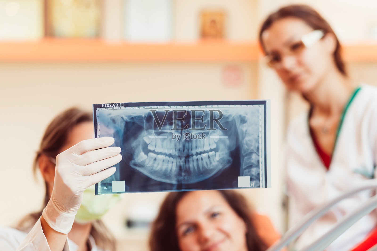 牙医和病人想要照x光照片摄影图片