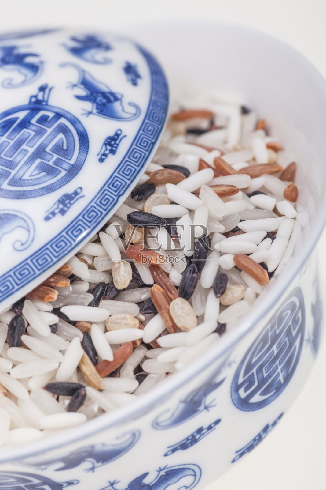 杂粮、米、黑米、糙米，中国青花瓷碗、勺子照片摄影图片