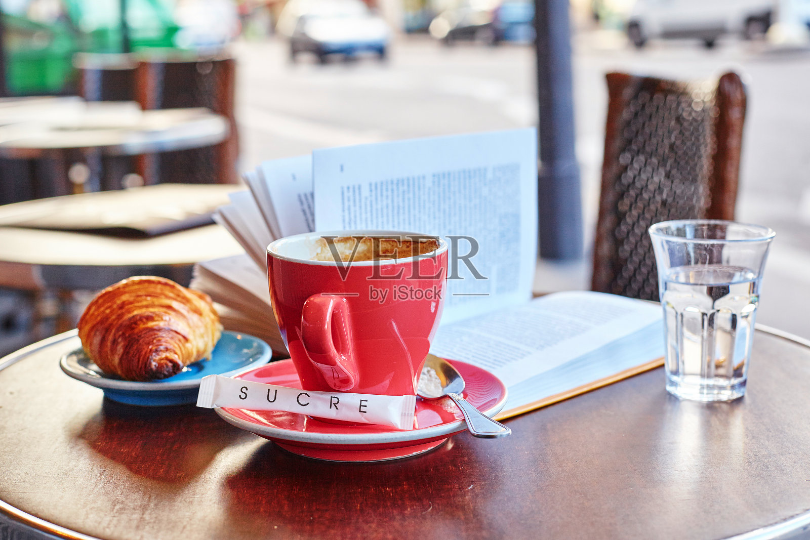 巴黎街头咖啡馆的早餐照片摄影图片