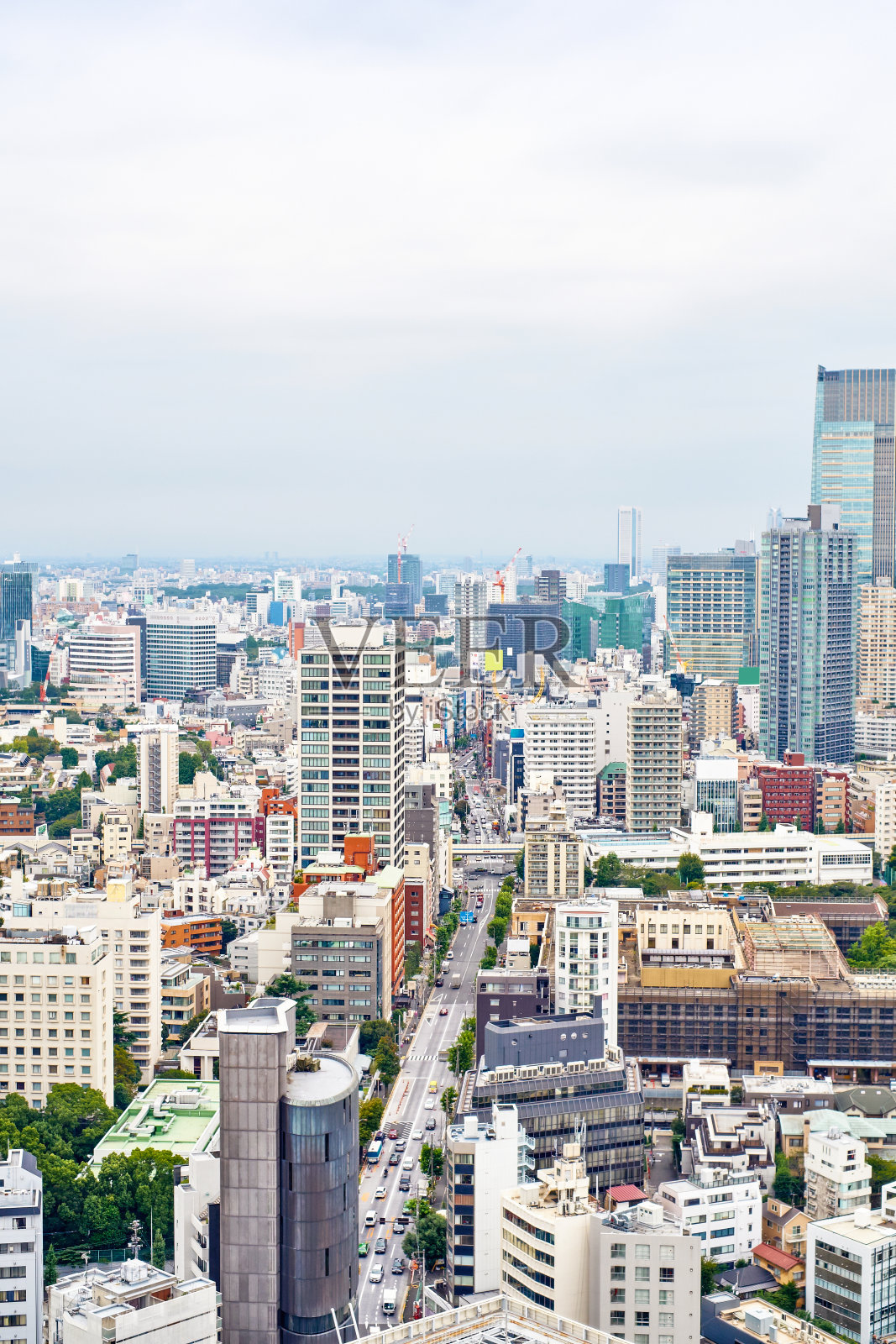 亚洲房地产和企业建筑的商业理念-现代城市景观建筑鸟瞰东京塔在日出和早晨的蓝天下，日本东京照片摄影图片