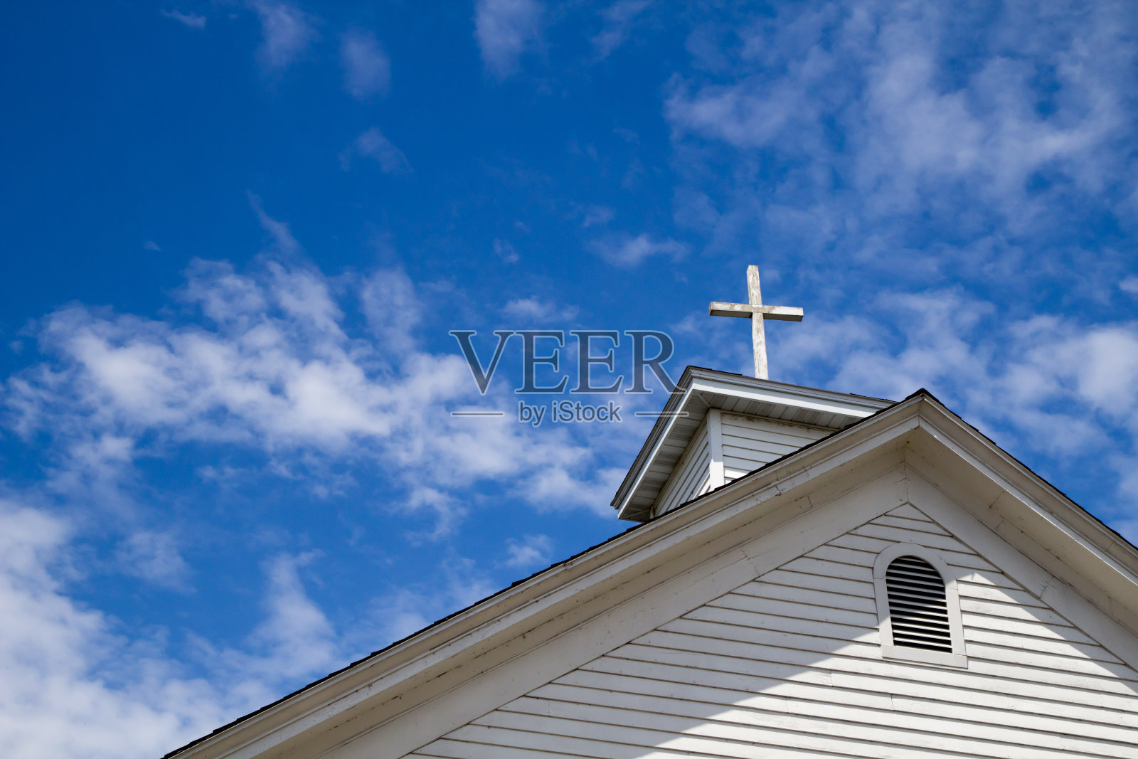 尖塔和十字架映衬着蓝天照片摄影图片